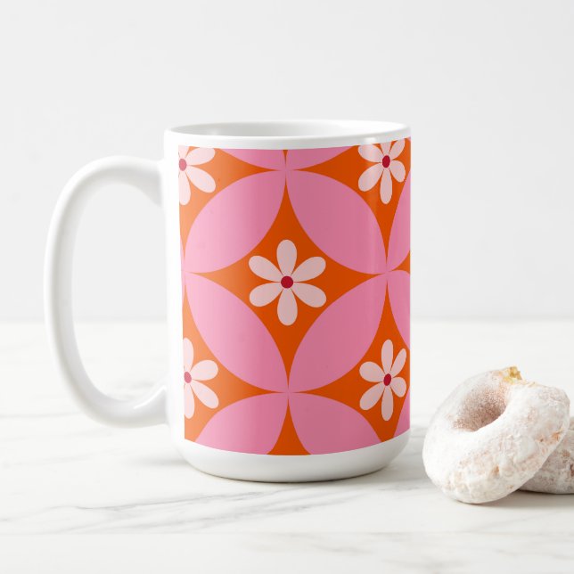 Vita blommor på mitten av seklets rosa cirklar Mön Kaffemugg (Med munk)