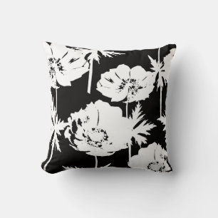 Vita blommor på svart. kudde