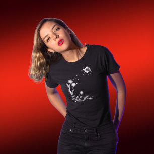 Vita blommor på svart t-shirt