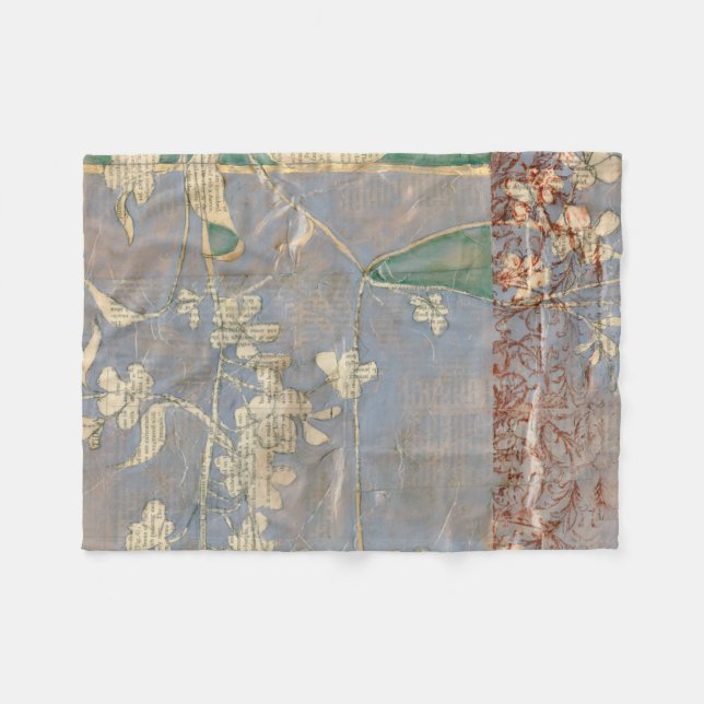 Vita blommor på tidningspapperbakgrund fleecefilt (Framsidan (Horisontell))