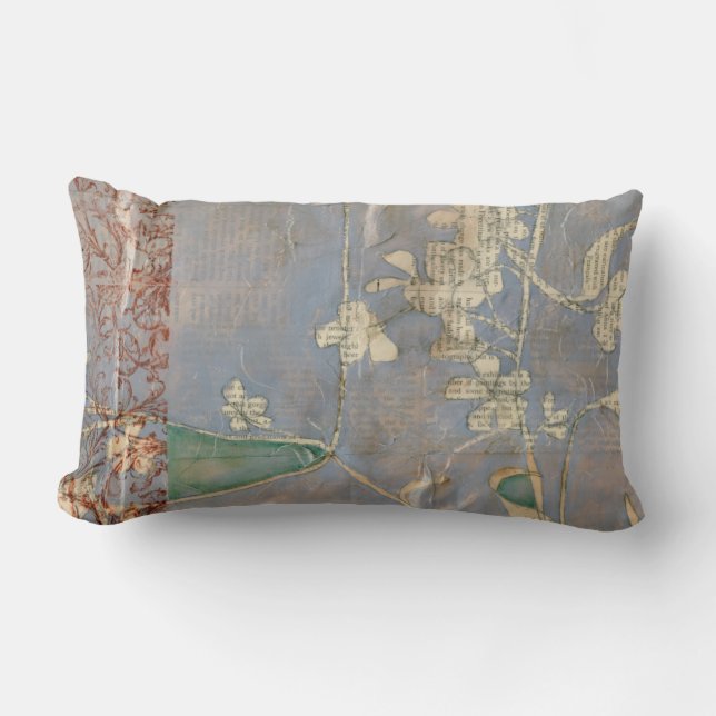 Vita blommor på tidningspapperbakgrund lumbarkudde (Framsida)