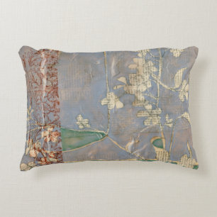 Vita blommor på tidningspapperbakgrund prydnadskudde