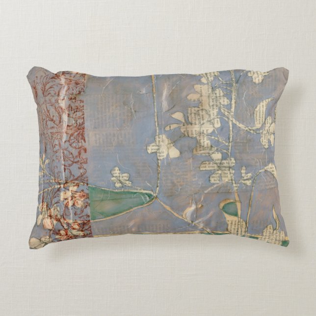 Vita blommor på tidningspapperbakgrund prydnadskudde (Framsidan)