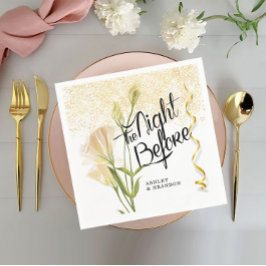 Vita blomster- och guldprovmiddagsservetter pappersservett