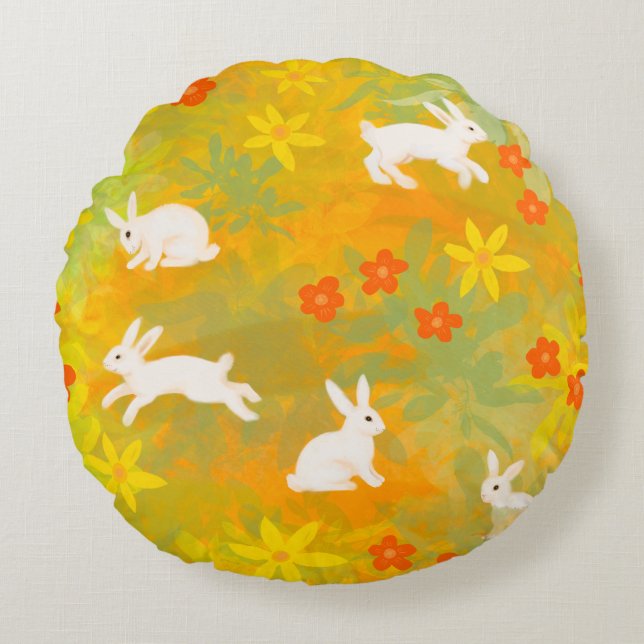 Vita bunnier på en blomma fält rund kudde (Framsidan)