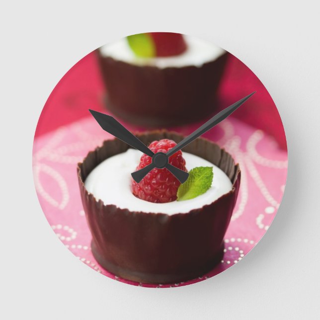 Vita chokladmousse dessert rund klocka (Framsida)
