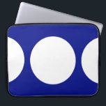 Vita cirklar på blå laptop sleeve<br><div class="desc">Detta fet geometriska mönster har en vit cirkel i mitten och två vita halvcirklar på kant av en vibrerande blå bakgrund. Om du vill lägga till ett monogram eller en bild i designen klickar du på knappen "Anpassa den!". Digitalt skapat bild. Copyright © 2011 Claire E. Skinner. Alla rättigheter förbehållna....</div>