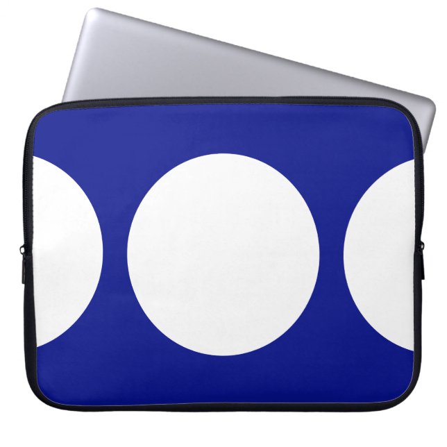 Vita cirklar på blå laptop sleeve (Framsidan)