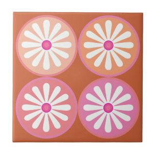 Vita daisy med rosa cirklar på måttlig orange kakelplatta