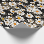 Vita Daisy på Black Presentpapper<br><div class="desc">Vita daisy på svart bakgrund täcker den här vackra pappra inslagningen. Perfekt för bröllop och andra särskilda tillfällen.</div>