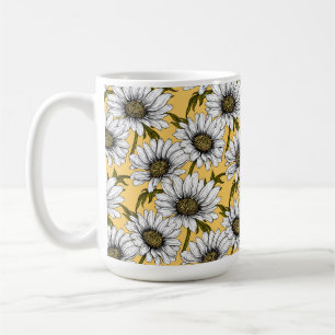 Vita daisy, vild blommor på gulten kaffemugg
