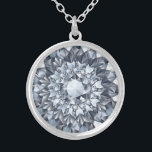 Vita diamanter Stega geometrisk design Silverpläterat Halsband<br><div class="desc">Bild av vita diamanter täpper till geometrisk abstrakt design.</div>