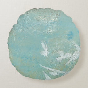 Vita fåglar som flyter genom Blå himmel Rund Kudde