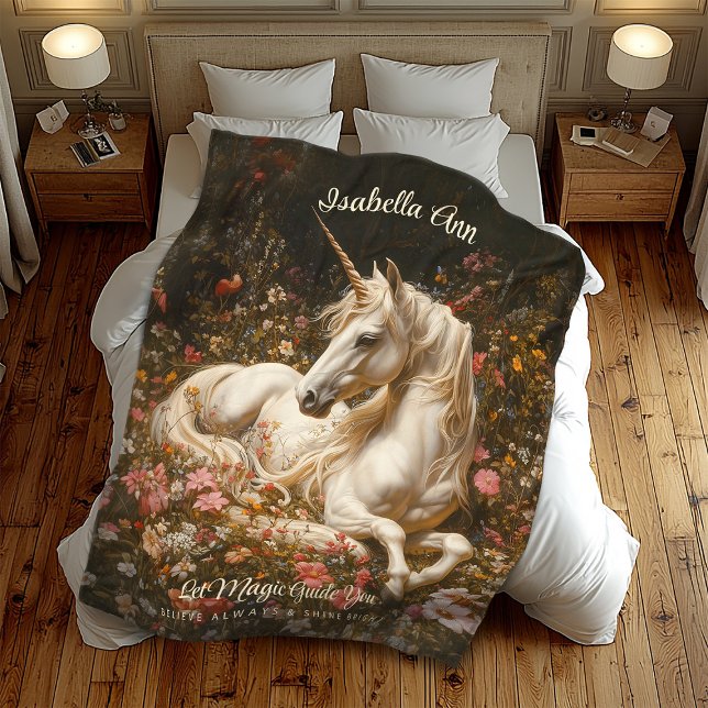 Vita Fantasy Forest Unicorn Lay i Flowers Fleecefilt (Skapare uppladdad)
