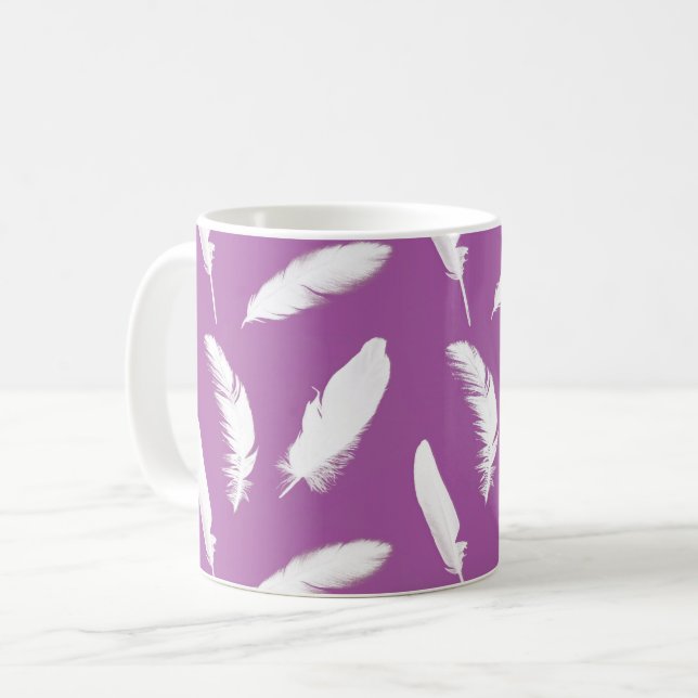 Vita fjädrar på Ametysts Lila Kaffemugg (Framsida vänster)
