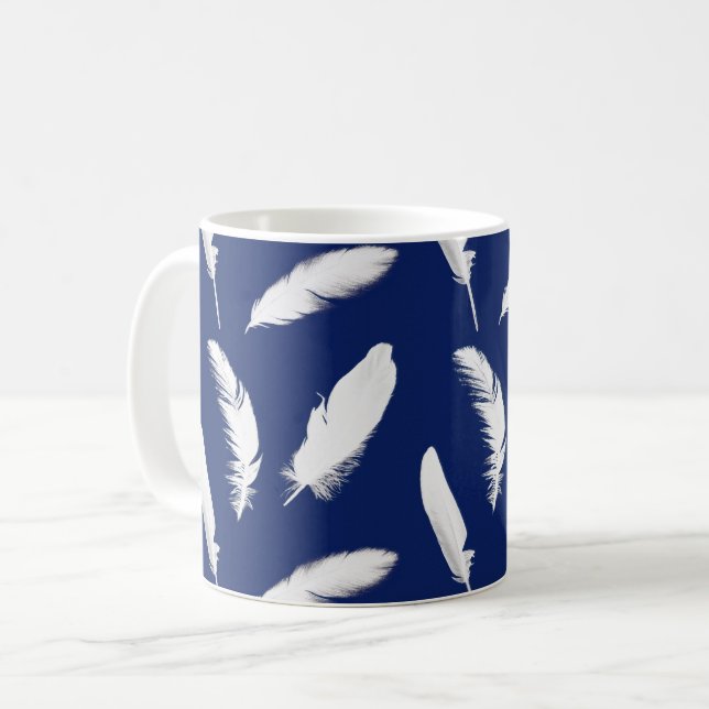 Vita fjädrar på Mörk Navy Blue Kaffemugg (Framsida vänster)