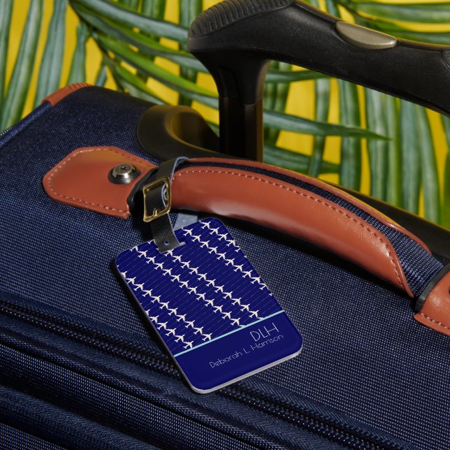 Vita flygplan med namn & initialer, elegant blå bagagebricka (Framsida Insitu 1)