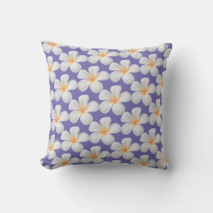 Vita Frangipani Plumeria Blommor på Periwinkle Kudde