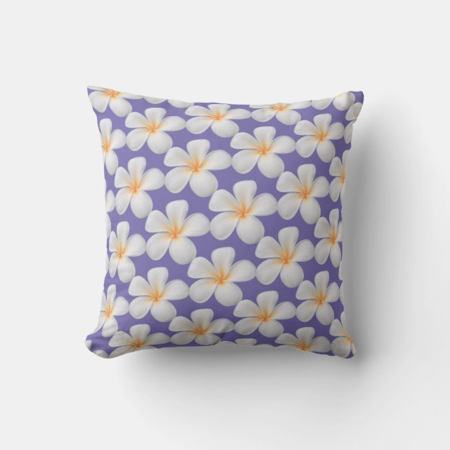 Vita Frangipani Plumeria Blommor på Periwinkle Kudde (Framsida)