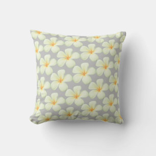 Vita Frangipani Plumeria-blommor på silvergrå Kudde