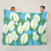 Vita fredsliljor på blekblå bakgrund