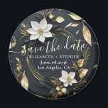 Vita Guld Blommigt Utandning Bröllop spara datum Magnet<br><div class="desc">Modern Vintage Elegant bröllop Spara datum magneter-mall - Elegant Black White och Guld Blommigt Wand. Dessa utformningar kan vara Personlig för ditt särskilda tillfälle och skulle vara Perfekt för Bröllop,  Möhippa,  Förlovningsfest,  Födelsedagsfest och många fler särskilda tillfällen.</div>