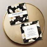 Vita Guld-blommor på Svart Salon Hair Stylist<br><div class="desc">Snyggt affärskort med guld accenterade vita blommor på svart och dina detaljer på framsidan och baksidan i chicen. Anpassa det här affärskortet till att vara unikt för dig. Anpassa eller redigera ytterligare genom att klicka på länken "anpassa ytterligare".</div>