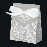 Vita Handflatan vid Silver Stil-partiets favoritbo Presentaskar<br><div class="desc">Parti-favoritrutor med vita handflatan-framkanter på silver-bakgrunden. Perfekt för firande,  födelsedagsfest,  möhippa,  förlovningsfest,  pension party,  bröllop och annat. Klicka på CUSTOMIZE om du vill ändra bakgrunden till färg,  typsnitt och lägga till text. Se inbjudningar och MATCHING-objekt i vår butik —> http://bit.ly/2UyWIVj <—</div>
