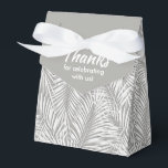 Vita Handflatan vid Silver Stil-partiets favoritbo Presentaskar<br><div class="desc">Parti-favoritrutor med vita handflatan-framkanter på silver-bakgrunden. Perfekt för firande,  födelsedagsfest,  möhippa,  förlovningsfest,  pension party,  bröllop och annat. Klicka på CUSTOMIZE om du vill ändra bakgrunden till färg,  typsnitt och lägga till text. Se inbjudningar och MATCHING-objekt i vår butik —> http://bit.ly/2UyWIVj <—</div>