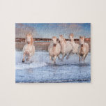 Vita hästar Galloping på strö | Natur Pussel<br><div class="desc">Den här naturen med pussel från pusslet har vita hästar som springer genom vatten på stranden. #jigsawpuzzle #roligt #stockingstuffers #spel</div>