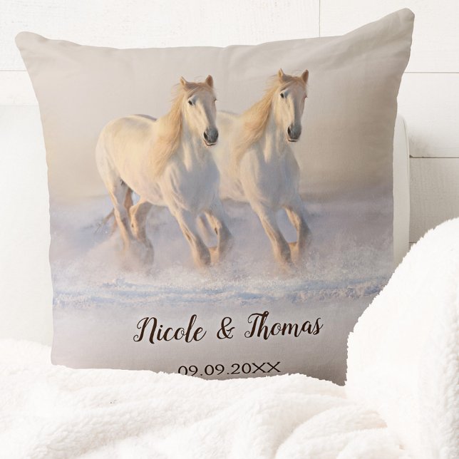 Vita hästar i Snö Winter Wedding Pillow Kudde (Romantic wedding or anniversary pillow featuring two white horses running in the snow )