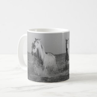Vita hästar, svartvita fotografier kaffemugg