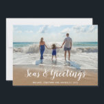 Vita havet och Hälsning Beach-julen Julkort<br><div class="desc">Ett smart tag på det traditionella kortet för helgdag ger ditt favoritbadfoto med Seas & Hälsning i ett modernt,  vitt skript. Anpassa med din familj namn och året.</div>