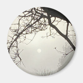 Vita Himmel och Sol, dramatiskt inramad av Träd Magnet