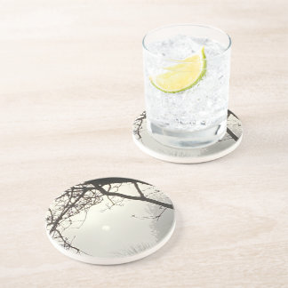 Vita Himmel och Sol, dramatiskt inramad av Träd Underlägg