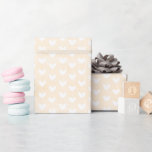 Vita hjärtan på krämfärgad linnebakgrund presentpapper<br><div class="desc">Tillsätt en touch av sötma till vilken present som helst med detta Vita hjärtan på linnepapper,  med en mjuk,  rustik bakgrund och charmigt hjärtmönster. Perfekt för bröllop,  årsdagar och hjärtliga tillfällen!</div>