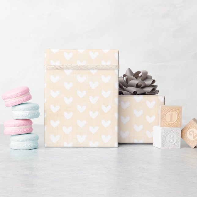 Vita hjärtan på krämfärgad linnebakgrund presentpapper (Baby Shower)
