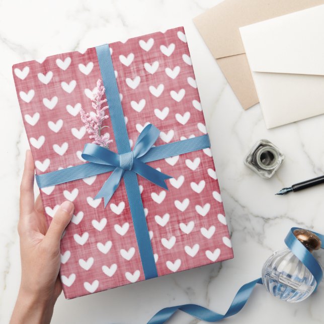 Vita hjärtan på röd linnebakgrund presentpapper (Gifting)