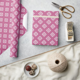 Vita hjärtan på rosa inslagspapper presentpapper
