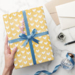 Vita hjärtan på senapsgul linneväv presentpapper<br><div class="desc">Tillsätt en touch av sötma till vilken present som helst med detta Vita hjärtan på linneväv Inpackningspapper,  med en mjuk,  rustik bakgrund och charmigt hjärtmönster. Perfekt för bröllop,  årsdagar och hjärtliga tillfällen!</div>