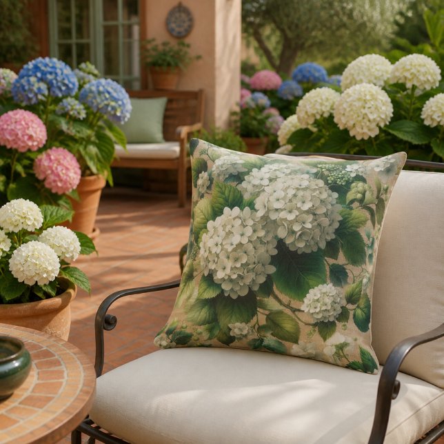 Vita hydrangeablommor och gröna blad  kudde (Skapare uppladdad)