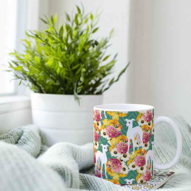 Vita italienska Greyhounds med Flowers Kaffemugg (Skapare uppladdad)