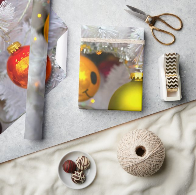 Vita Julgran med färgstarka Baubles Presentpapper (Hantverk)