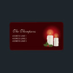 Vita julljus på rött med Anpassningsbar text Adressetikett<br><div class="desc">Desteis ursprungliga illustration av två ljus tillsammans med en Common Holly/jul Holly-anläggning. Bakgrunden färg är röd. Det finns också två anpassningsbara textområden.</div>