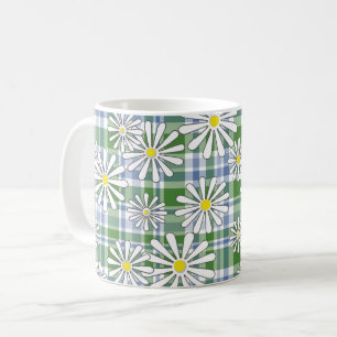 Vita kamomillblommor på en grön blårutig kaffemugg