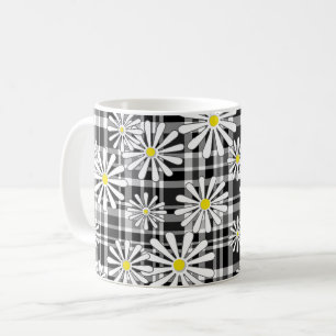 Vita kamomillblommor på svart-vit rutig b kaffemugg