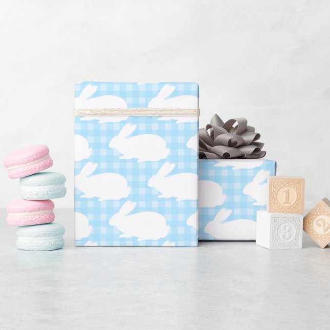 Vita kaniner på pastellblått gingham-mönster presentpapper (Baby Shower)