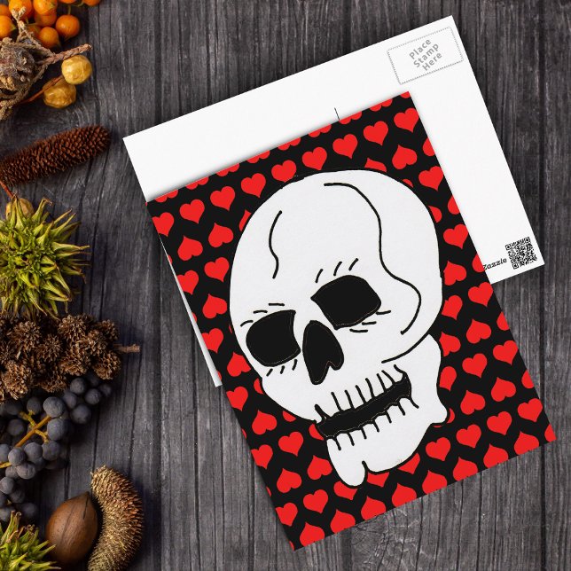 Vita, klassiska, röda Hearter Vykort (White skull on bright red hearts on black postcard.)