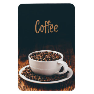 Vita kopp-fullt av rostade kaffebönor magnet