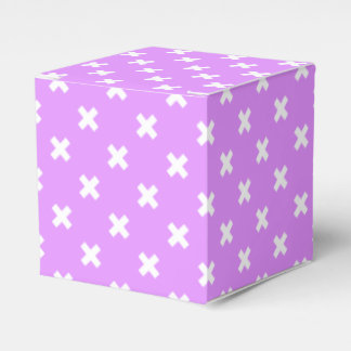 Vita kor stygn på lilac presentaskar